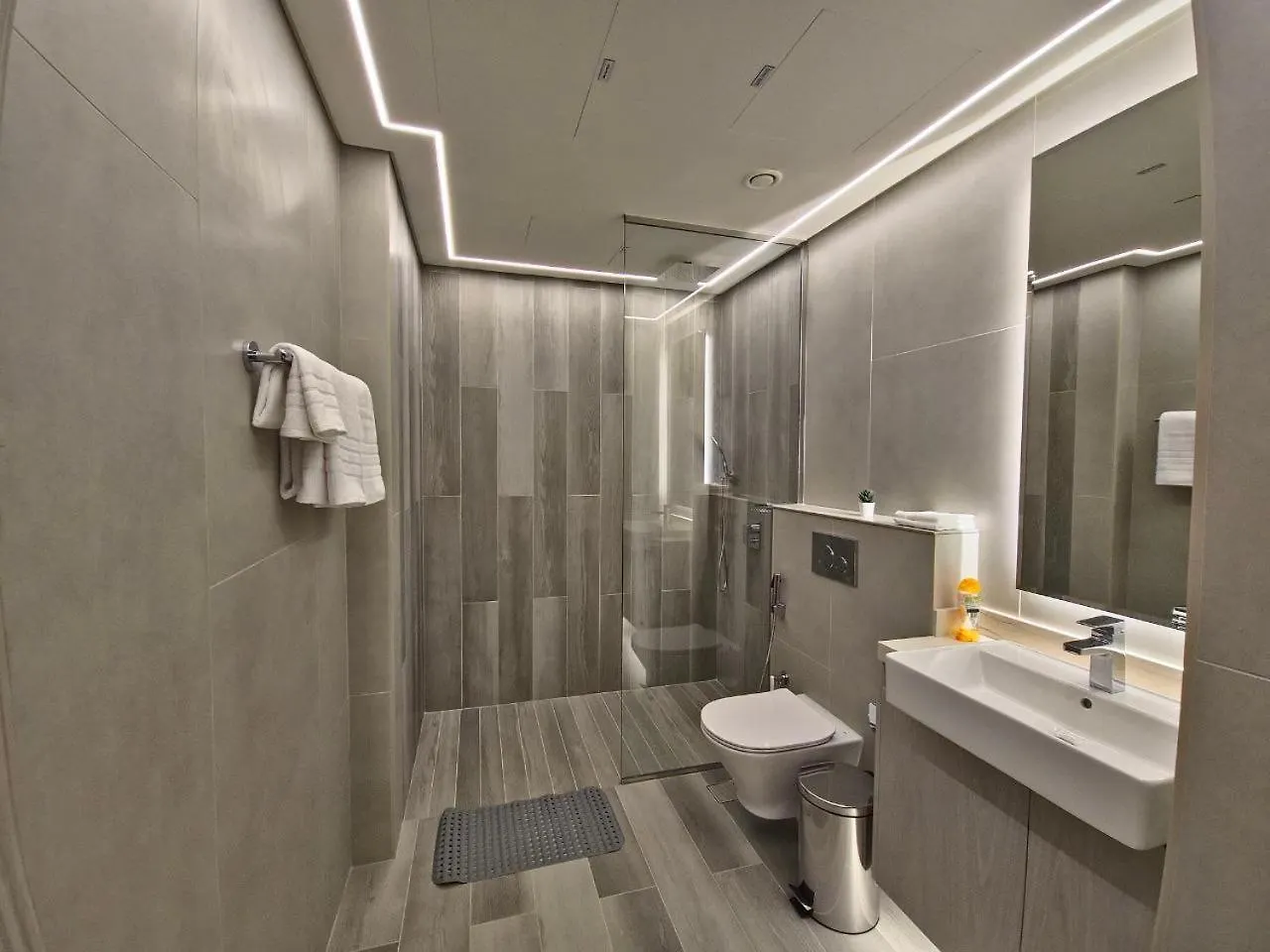 Concept 7 Chic New Apartment With Balcony & Amenities Managed By Sunnyhomes Dubai Vereinigte Arabische Emirate